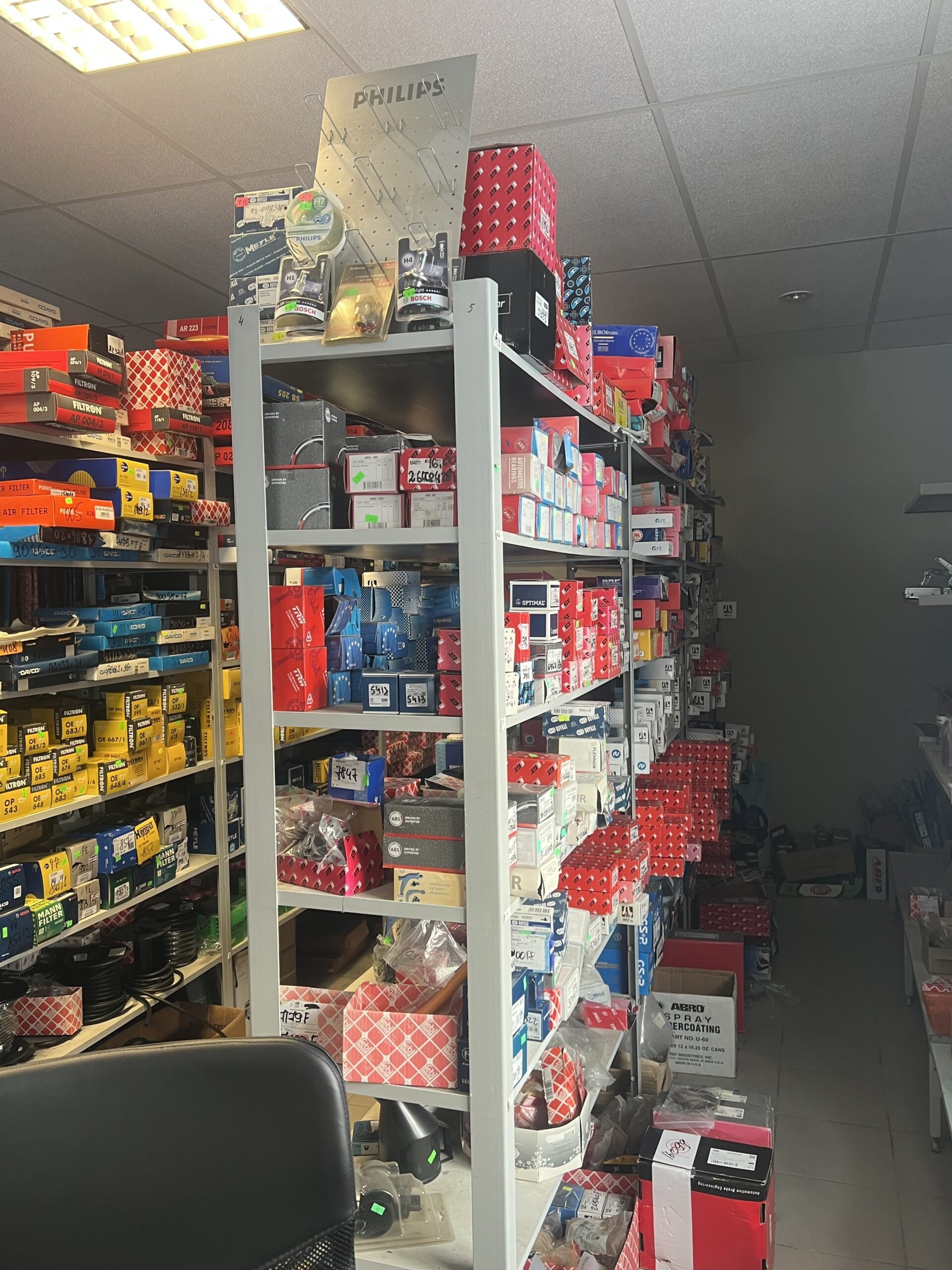 Pārdod auto rezerves daļu veikalu