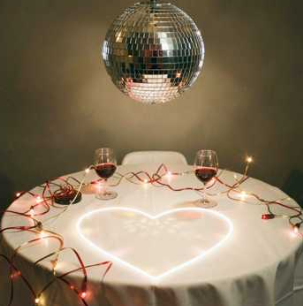 Pārdod MI (Mākslīgā intelekta) satura ierakstu studiju ar klientu datu bāzi.