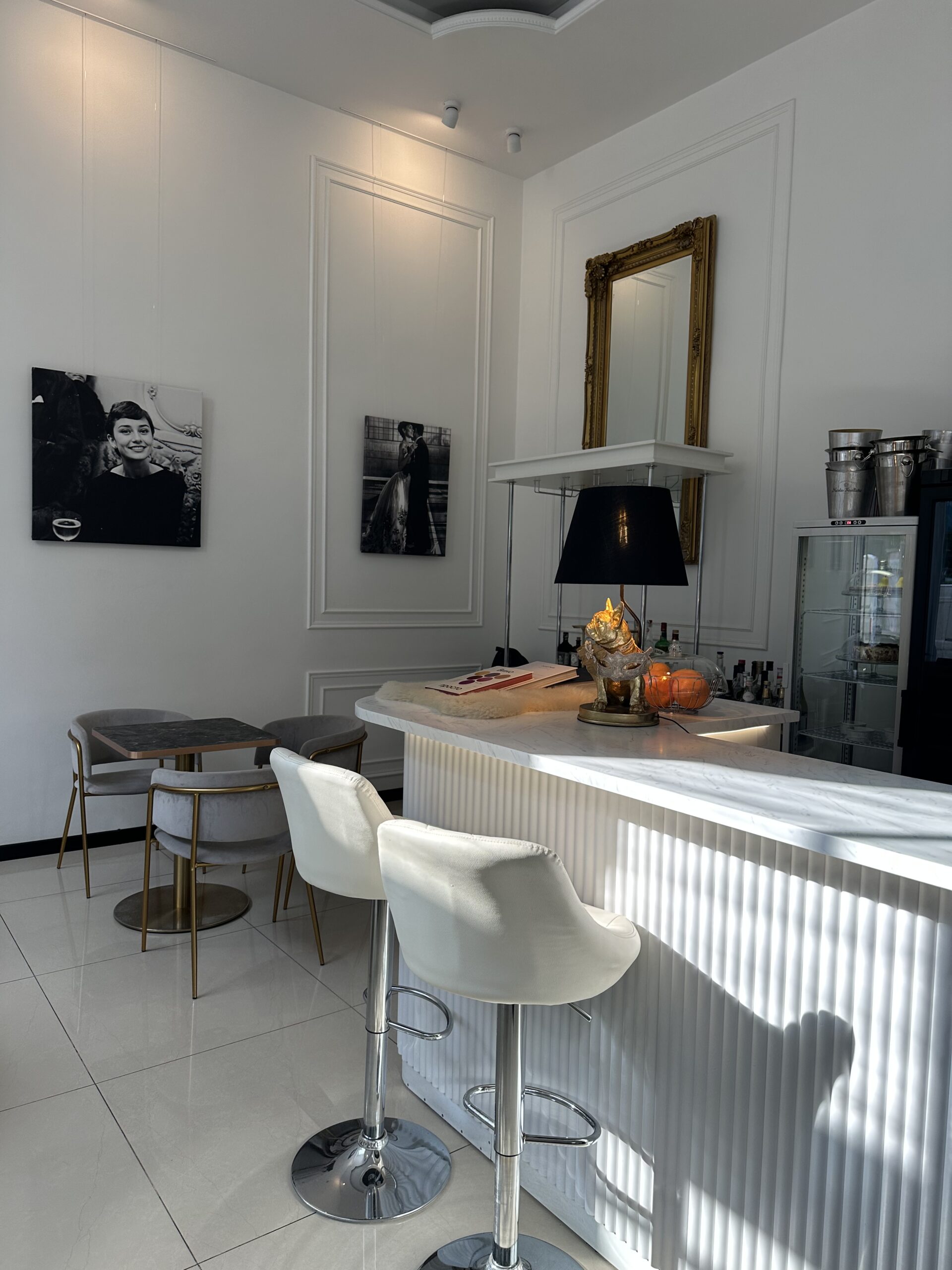 Bar Mon Cheri Champagne & Cakes