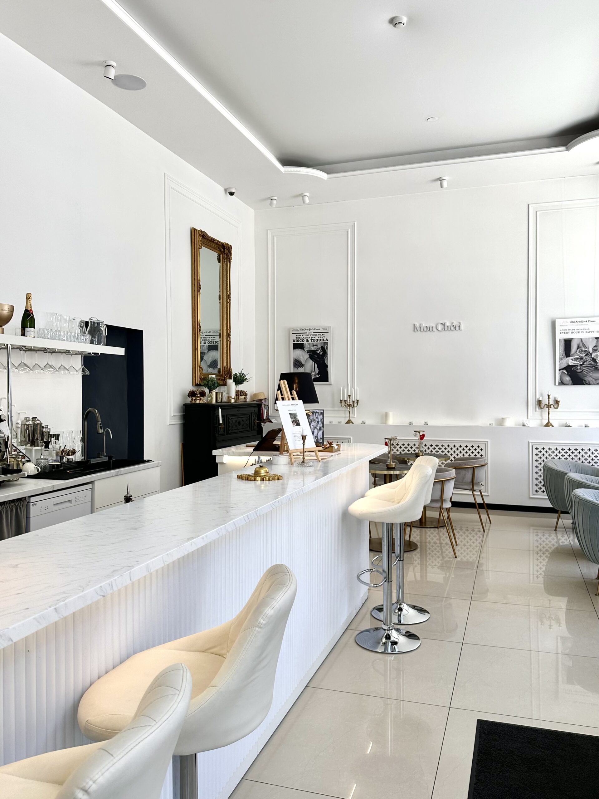 Bar Mon Cheri Champagne & Cakes