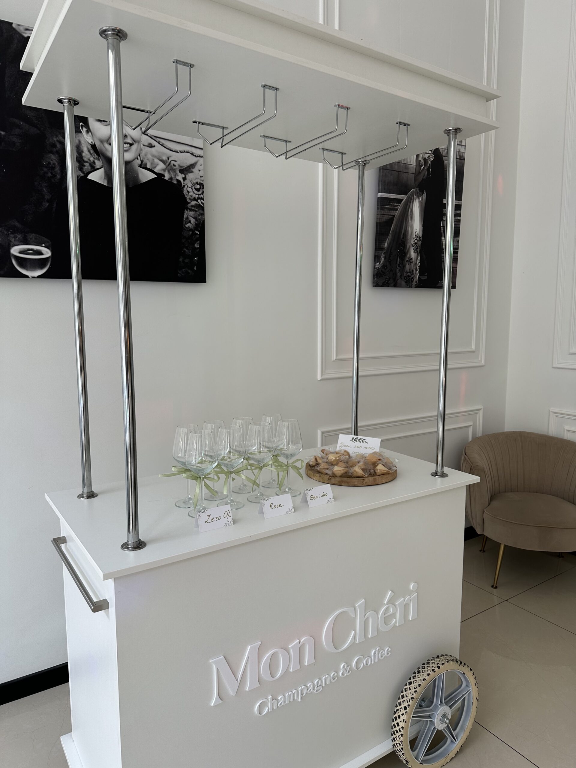 Bar Mon Cheri Champagne & Cakes