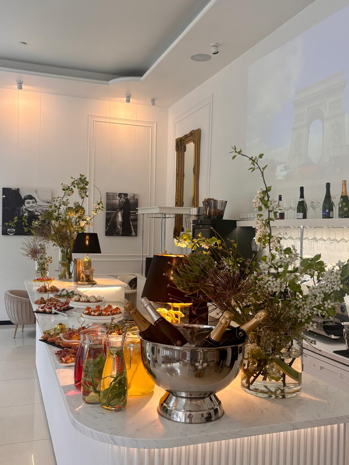 Bar Mon Cheri Champagne & Cakes