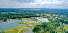 80 ha daudzfunkcionāls investīciju īpašums- zivju audzētava, brīvdienu mājas, briežu dārzs – ievērojams attīstības potenciāls.