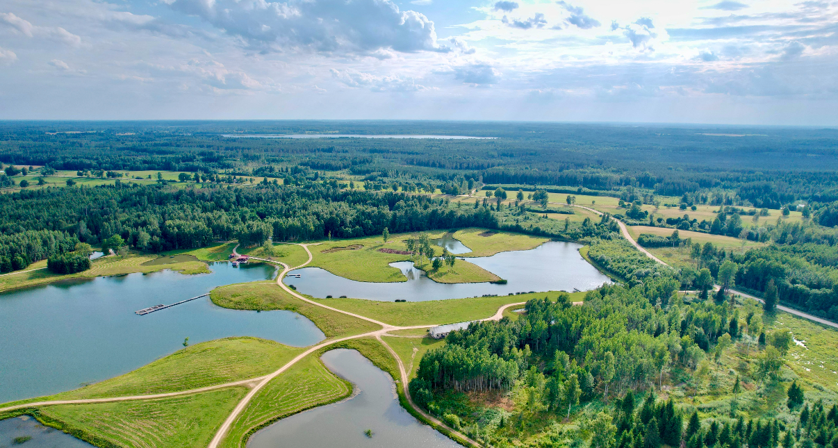 80 ha daudzfunkcionāls investīciju īpašums- zivju audzētava, brīvdienu mājas, briežu dārzs – ievērojams attīstības potenciāls.