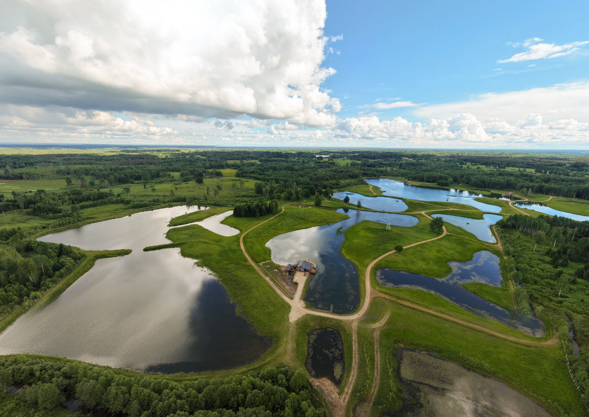 80 ha daudzfunkcionāls investīciju īpašums- zivju audzētava, brīvdienu mājas, briežu dārzs – ievērojams attīstības potenciāls.