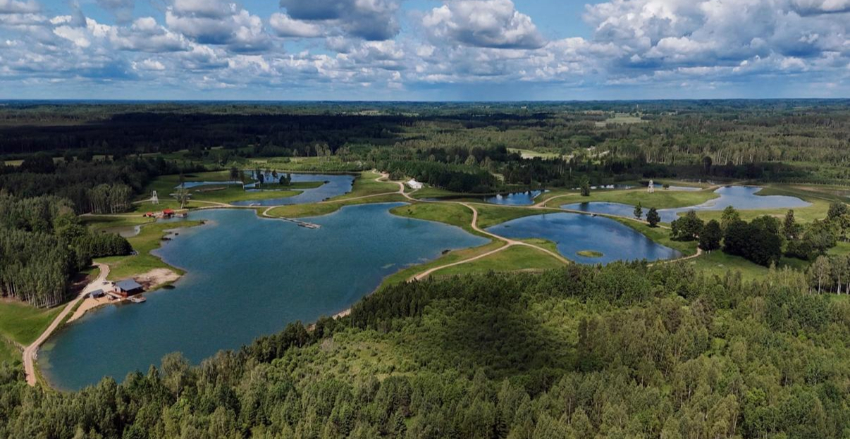 80 ha daudzfunkcionāls investīciju īpašums- zivju audzētava, brīvdienu mājas, briežu dārzs – ievērojams attīstības potenciāls.