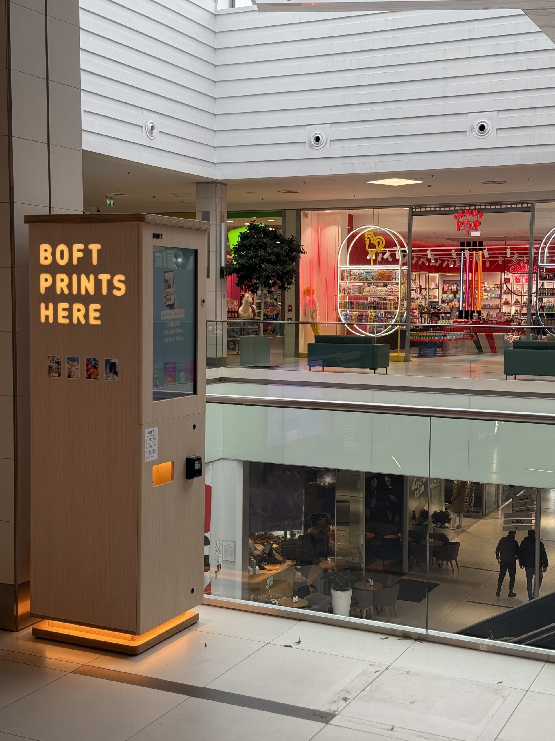 Pārdod darbojošos BOFT fotokiosku biznesu: 4 kioski Rīgas lielākajos tirdzniecības centros